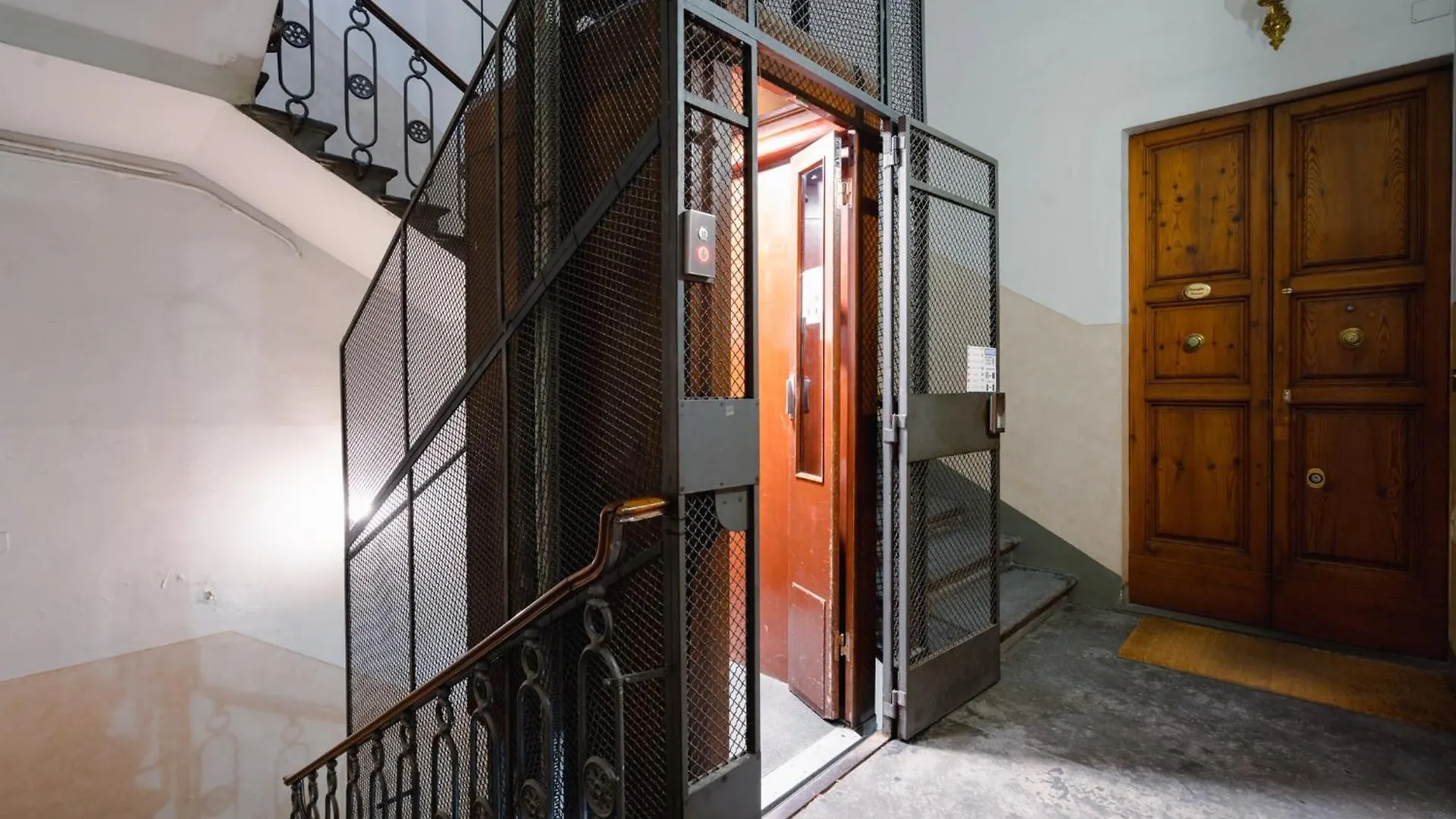 Ruby Apartment Florence 0*,
